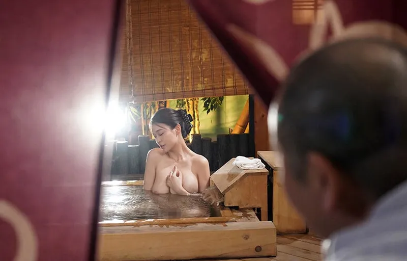 Người tình của con trai bị bố gã chồng nhìn trộm khi đang tắm rồi phang đến mang thai