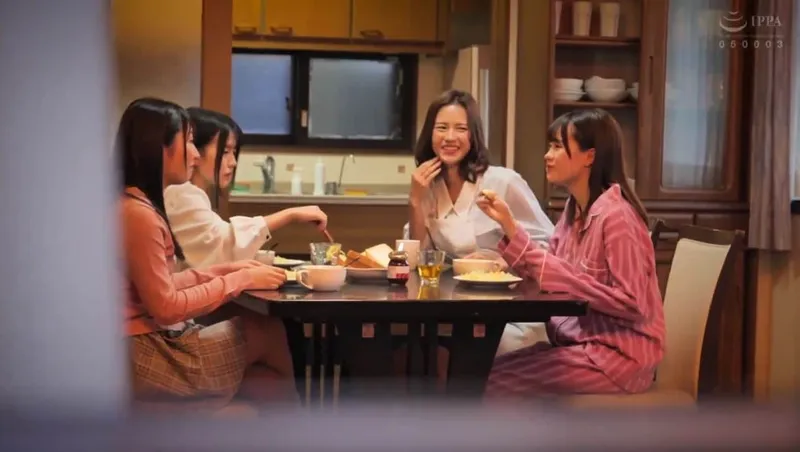 Bố đi vắng, 4 công chúa ở nhà bị những tên côn đồ để ý tới